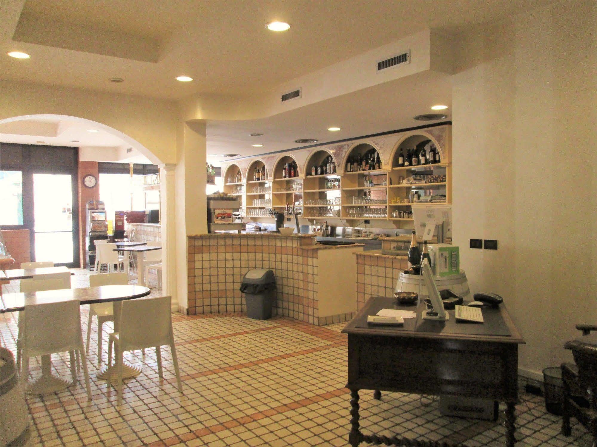 Hotel Stazione Паратико Екстериор снимка